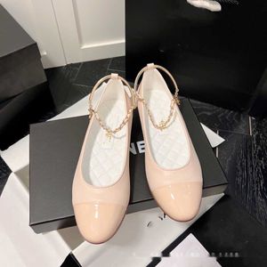 Designer sandália pode mulheres vestido sapatos rasos sapatos de balé verão nova fivela de metal cinta de corrente com saia cor combinando sapatos femininos