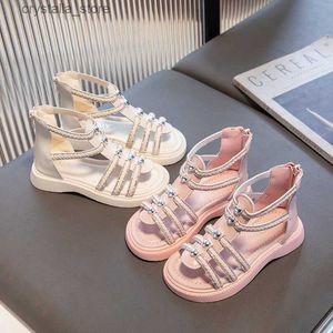 Girls 'Gladiator Sandaler med silver kärlek Cutout Shiny Open Toe Children's Fashion Casual Summer Sandals 2023 Kids Roman Shoes L230518
