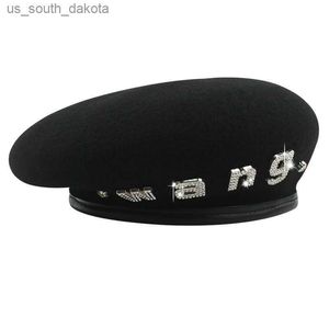 Nowa moda solidna marka Black Letters Rhinestone Beret Casual Painter Hat Słynna marka Elegancka kobieca kapelusz L230523