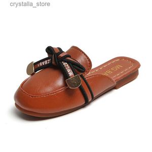 Sandálias para meninas 2023 crianças moda elegante sapatos meninas sandálias planas com laço infantil princesa sapato de couro de sola macia l230518