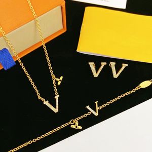 Женские серьги, дизайнерские серьги-гвоздики с буквой V, комплект ожерелья из 18-каратного золота, хрустальные серьги для свадебной вечеринки, ювелирные аксессуары