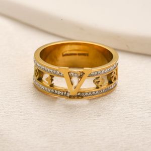 Дизайнерская фирменная буква кольца кольца женщин 18 тыс. Золото серебряной хрустальной из нержавеющей стали Любовь Свадебные ювелирные изделия Кольцо.