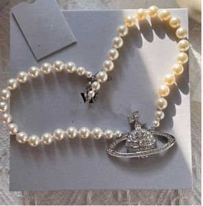 Colares de pingente Designer Carta Vivian Chokers Luxo Mulheres Moda Jóias Metal Pearl Colar Cjeweler Westwood Tidal Flow Design 602ess