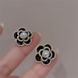 Eleganti orecchini a forma di fiore di camelia nera con perle dolci per donna Ragazze Accessori per celebrità coreane Regali per gioielli da festa per studenti GC2183