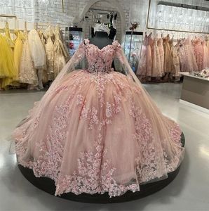 2023 Sexiga quinceanera klänningar rodna rosa spetsapplikationer kristallpärlor älskling med blommor rufsar plus storlek formell parti prom afton klänningar korsett tillbaka