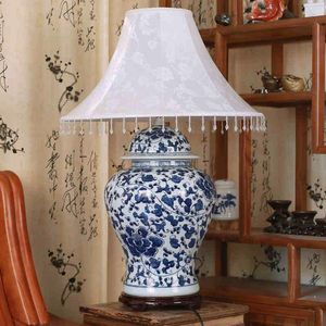 Lampy stołowe Jingdezhen w stylu Vintage Porcelainowe biurko ceramiczne dla łóżka chińska niebieska i biała stara lampa