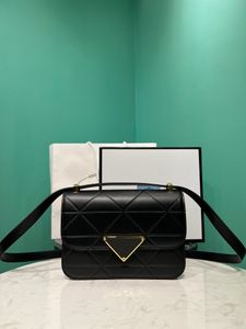 2023 new Diamond check crossbody bag This bag adopts cowhide pure hand-made triangular diamond check design shoulder bag is simple and atmospheric fashion full