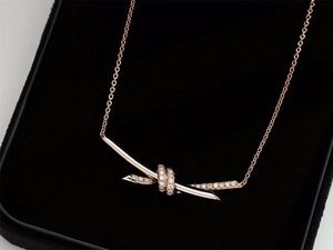 2023 härlig söt hänge halsband högkvalitativ lång guld tunn rostfritt stål kedja kristall vriddesign kvinnor halsband med dammväska och låda