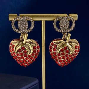 Strawberry Diamond Earrings Designer Halsband för kvinnor Pendant Fashion Letter Gold Studs S Hoop Earring Jewelry Set Box New 22031503