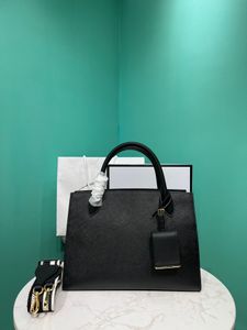 2023 Nova bolsa feminina Bolsa crossbody de alta qualidade Bolsa de ombro de couro Alças de couro destacáveis Acessórios banhados a ouro Duas bolsas internas com grande capacidade