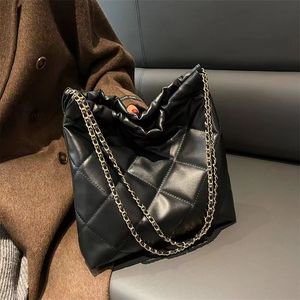 Saco de lixo Ultimate 2023 com lascas de cera de óleo PiLing corrente treliça bolsa de ombro bolsa de compras para mulheres bonitas yyds moda ferragens