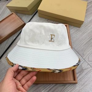 2023 Designer Herrens kvinnors hinkhatt Cap Wide Brim Hatts Sun Förhindra motorhuven Flera färger med justerbar hakrem för solskyddshandskar Sunshade Hat