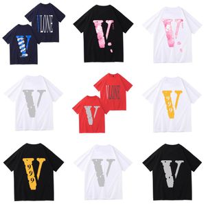 Gömlek Vlone Vlone Yaz Erkek Tasarımcısı Tişört Mens v Mektup T-Shirt Leisure Moda Trendi Hip Hop Marka Top Erkek Lüks Giyim Street Sweatshirt Pamuk Kısa Kollu