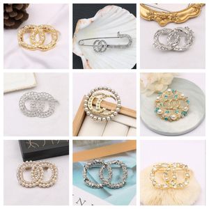 Luxury Designer Brand Letter Brooches 18K Gold Plated Inlay Crystal Rhinestone Jewelry Brooch Charm Pearl Pin 2 Colors Marry Wedding Party Gift Accessorie