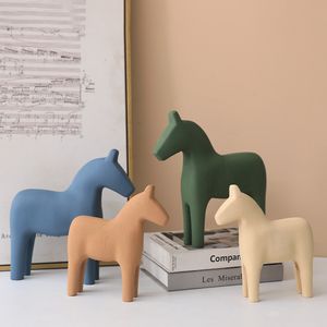 Garden Decorations Nordic Home Decor Wooden Trojan Horse Sculptures and Figurines Living Room Desk Accessories Modern Office Ornament Gift 230621