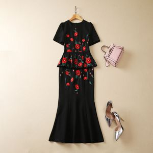 2023 Verão Preto / Rosa Choque Vestido Sereia Bordado Floral Manga Curta Decote Redondo Painéis Midi Vestidos Casuais S3L220621