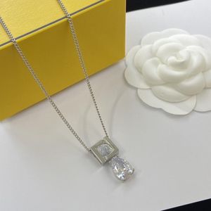 Klassisk high-end populär kvinnlig designerbrev hänge halsband kedja mode smycken bröllop valentins dag jubileumsminnesmycken smycken gåva