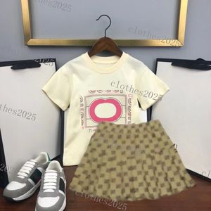 Uxury Designer Kids Tシャツベールスカートファッションブリティッシュファッションブランドサマーチャイルドレンズトレジャーズアンドガールズコットン2ピース高級デザイナーシャツプリーツスカートトップ