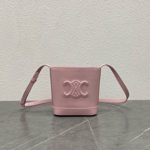 a nova bolsa balde feminina de 2023, uma versão mini que pode ser vista em um ombro crossbody, seguindo o balde grande Emed anterior, que é bonito e prático