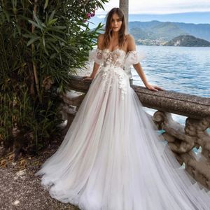 Abiti da sposa in tulle da spiaggia estiva con maniche corte a sbuffo Illusion Collo a cuore Appliques in pizzo Corsetto Una linea Abiti da sposa lunghi Boho