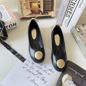 Günlük seksi düz topuklu klasik katı elbise ayakkabı tasarımcısı sandaletler