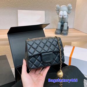 Kadın Tasarımcı Çanta Kuzular Mini Kozmetik Kasa Kutusu Çantaları Aşk Altın Top Metal Matelasse Zincir Crossbody Crossbody Omuz Çantası Tiny Vanity Açık Sacoche Para Çanta