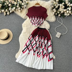 Vestido de duas peças novos ternos impressos de moda para verão feminino redondo Holiday tops soltos +saia plissada elegante conjuntos de duas peças 2024