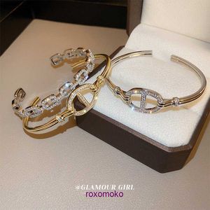 8A Designer all'ingrosso H Braccialetti domestici Shop online Zircon Ovale Genu Naso Bracciale aperto dalla Corea del Sud con un nuovo senso del design Fashion popolare H con confezione regalo