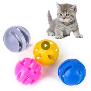 1pcs Dorakitten Cat Bell Ball Brinquedos Plástico Hollow Out Interactive Cat Bell Toy Cat Toy Ball Suprimentos para animais de estimação Brinquedos para gatos Cor aleatória