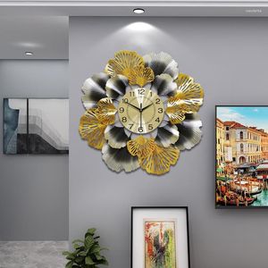 壁の時計アイアンアートクリエイティブリビングルームの装飾的なサイレントスイープクロックイチョウのビロバは高密度ダイヤルプレートを残す