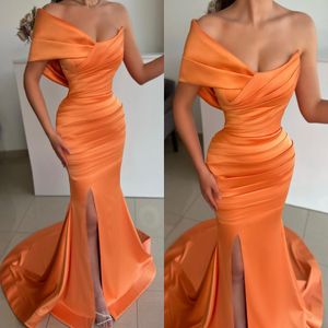 Elegant orange affiseklänningar från axel delad fest klänning prom klänning svep tåg veckar formell lång klänning för rött matta speciellt tillfälle