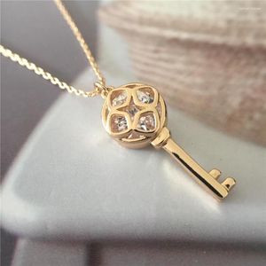 Colares com pingente de luxo banhado a ouro transparente CZ Zircão Roma Colar de chave para mulheres Delicadas e elegantes joias minúsculas Acesso de alta qualidade