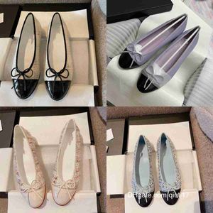 Sapatos de vestido clássico designer feminino 2023 nova moda de luxo sapatos de arco de couro sapatos de marca cor combinar sapatilhas de balé qiuti17
