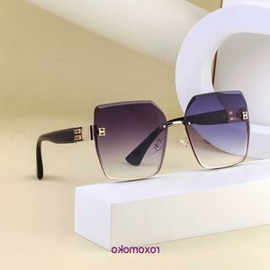 Оптовая дизайнер H Домашние солнцезащитные очки для продажи модные большие рамки женский новый безрамный край с подарочной коробкой с подарочной коробкой w0ix