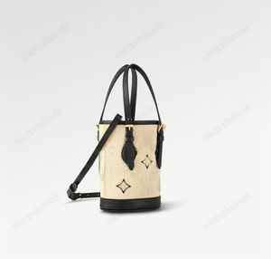 M82418 Strick-Bast-Nano-Eimer-Tasche „Sommer am Pool“, Umhängetasche, Designer-Einkaufstasche aus Stroh für Damen, gewebte Strandtaschen