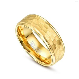 Bröllopsringar Nuncad 8mm Wide Tungsten Carbide Ring Gold Plating Surface Hammerade smycken