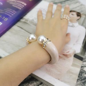 Pulseiras de imitação de pérolas, pulseiras de punho para mulheres, joias de charme, mancha de óleo, esmalte, liga de zinco, acessórios de declaração UKMOCBangle Raym22