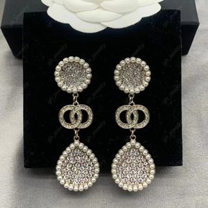 2023 New Pearl Diamond Dangle Chandelier Earrings 925 Silver Pin Fashion Personality 럭셔리 디자이너 펜던트 이어링 여성 파티 약혼 선물 보석