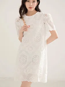 基本的なカジュアルドレスサンドロ刺繍白いドレスショートスカート