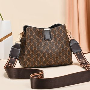 HBP 2023 New Women's Bag Retro Fashion Large Capacity Shoulder Messenger Bag Middle-Aged Women's Bag