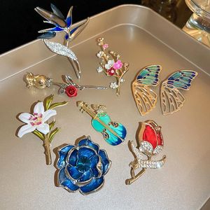 Brosches Minar Trend 9 Designs Shiny Rhinestone Butterfly Flower for Women Emalj Violin Tulip Brosch Casual Accessories
