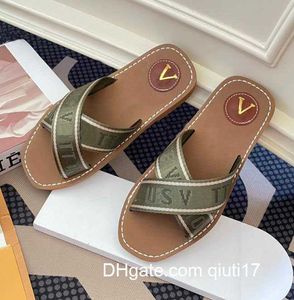 Chinelos 2023 NOVO Verão Praia Cross Flats Sandálias lvv Chic Brand Designer Lady Loafer Mules Luxo Slides Mulheres Elegantes Sapatos de Lona qiuti17
