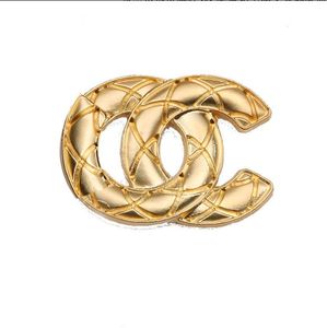 Мода 18 тыс. Золотые буквы броши женский роскошный дизайнер бренд -дизайнер бруш Crystal Pearl Brooch Party Accessory 20Style