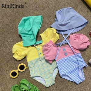 2023 Nya flickor barn badkläder Summer Puff Short Sleeve Plaid One Piece Swimsuit Högkvalitativa barn Barnstrand slitage L230625