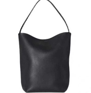 Designer Raden läder stor kapacitet tygväska n / s park tygväska minimalist hink axel högkvalitativ kvinnors väska premium beröring väska