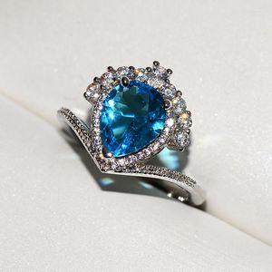 Cluster Rings Big Blue Heart Zircon Stone Silver Plate Color Ring 2023 Trend per le donne Wedding Engagement Fashion Jewelry all'ingrosso