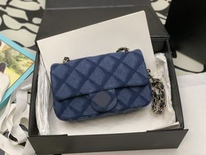 2023 Yeni Kadınlar Crossbody Bag Üst kaliteli omuz çantası denim ağız kapak çantası 3D elmas ütüleme işlemi koyun derisi kapasitesinin içinde günlük malzemeler koyulabilir