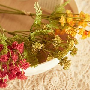 装飾的な花のヒナギク人工フェイクシルクデイジーの花の花の茎の家庭用花瓶の装飾植物ブーケテーブル