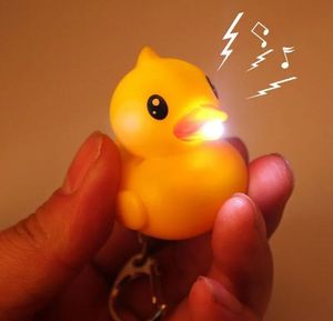 100st Creative LED Yellow Duck KeyChain med Sound Animal Series Rubber Ducky Key Ring Toys Doll Toy Party Fave Free Frakt
