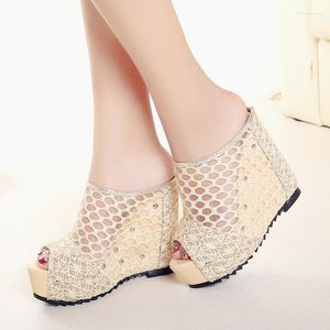 Sandali 2023 Summer Women Mesh Platform Zeppa con borchie Slip On Peep Toe Suola in gomma Eleganti scarpe da donna mature Donna